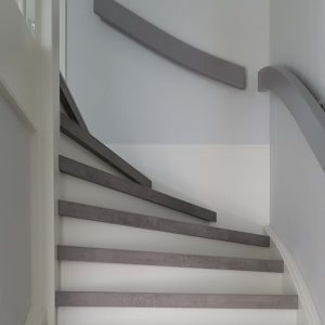 HPL laminaat traprenovatie in kleur concrete platinum