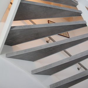 HPL laminaat traprenovatie in kleur concrete platinum