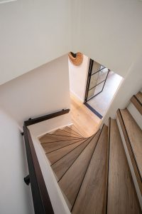 Traprenovatie traptreden van PVC materiaal
