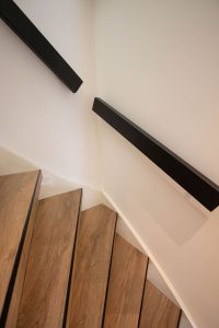 Traprenovatie traptreden van PVC materiaal