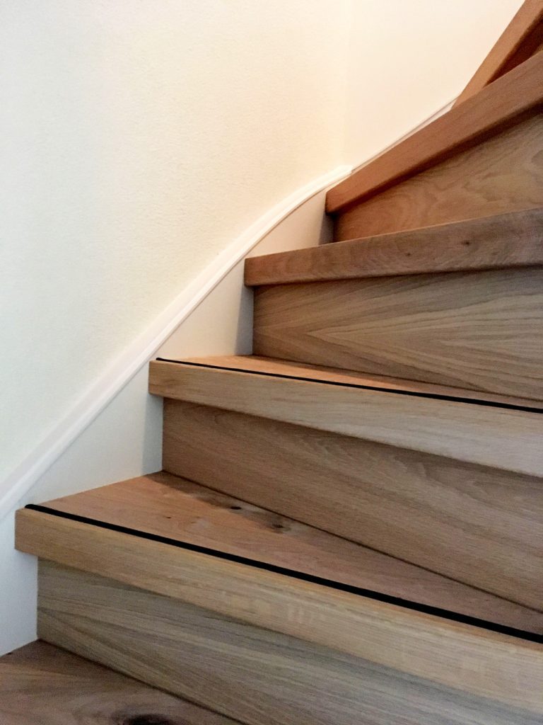 Eiken houten traptreden met stootborden in dezelfde kleur