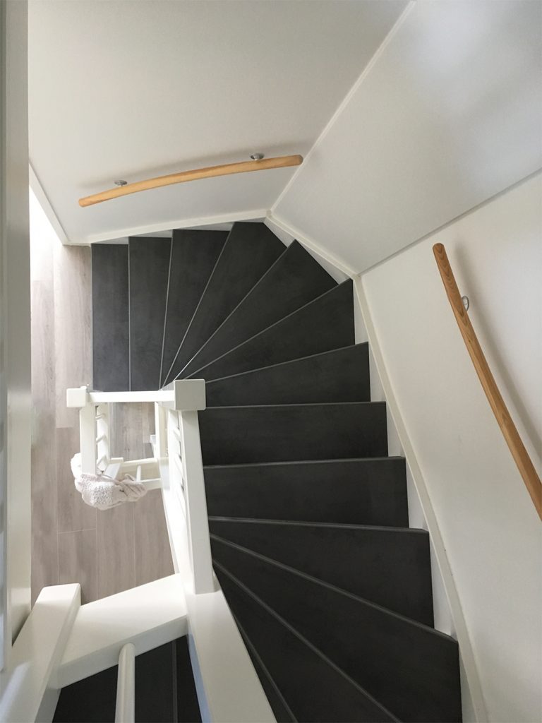 concrete grey laminaat traprenovatie
