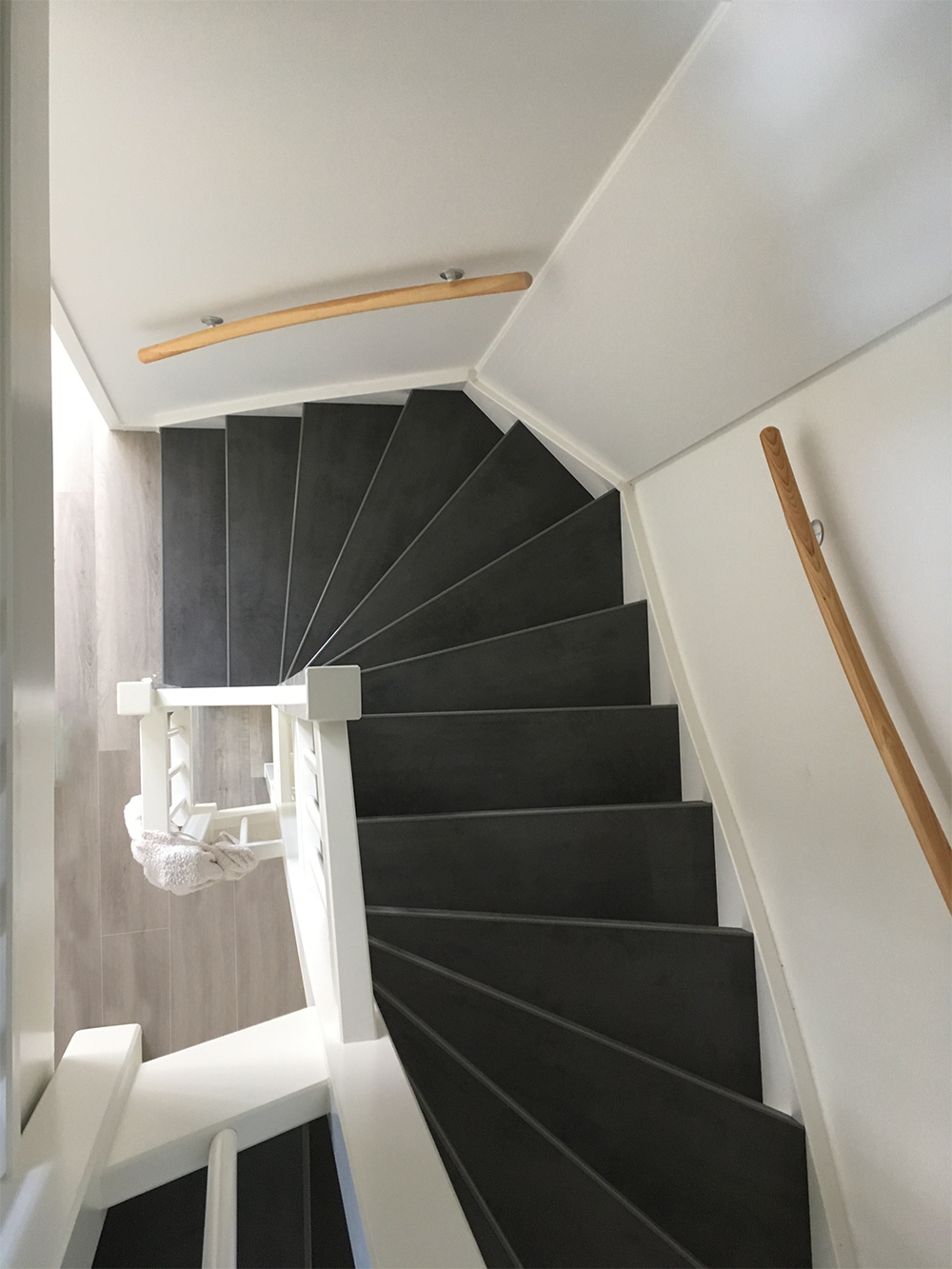 concrete grey laminaat traprenovatie