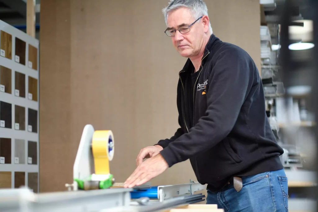 Na akkoord van klant over kosten traprenovatie wordt het materiaal geproduceerd