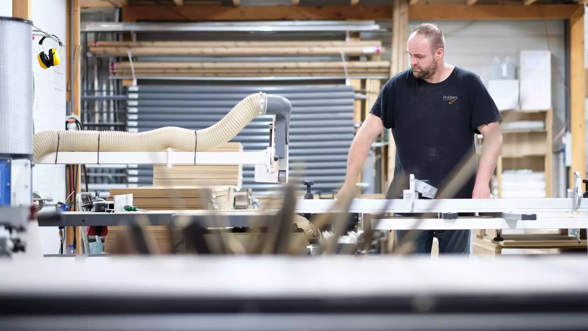 werkwijze van een traprenovatie eerst worden de materialen geproduceerd door man in werkplaats