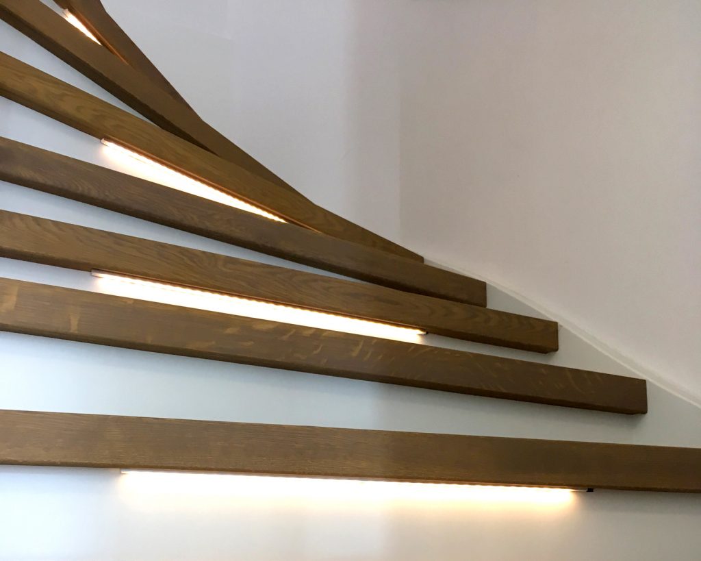 Traptreden van hout voor een traprenovatie met led verlichting verwerkt in de houten traptreden.