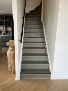 traprenovatie beton in de kleur RAL7002