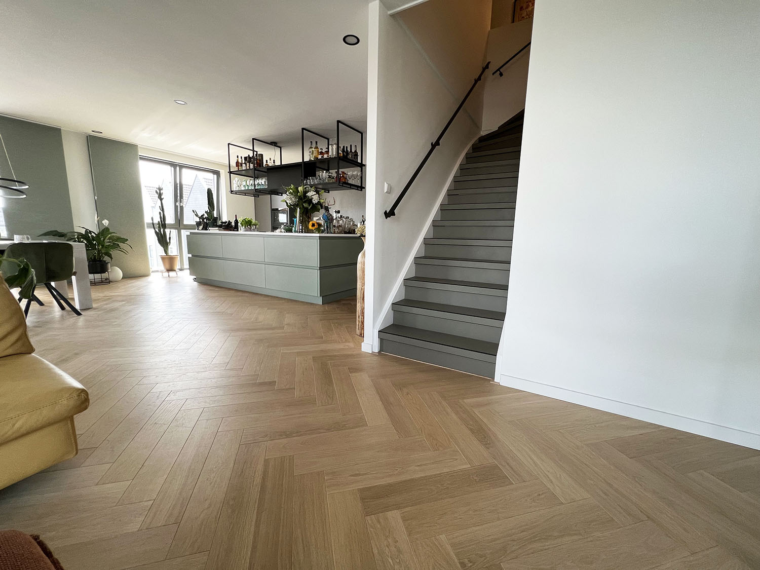 traprenovatie beton in de kleur RAL7002