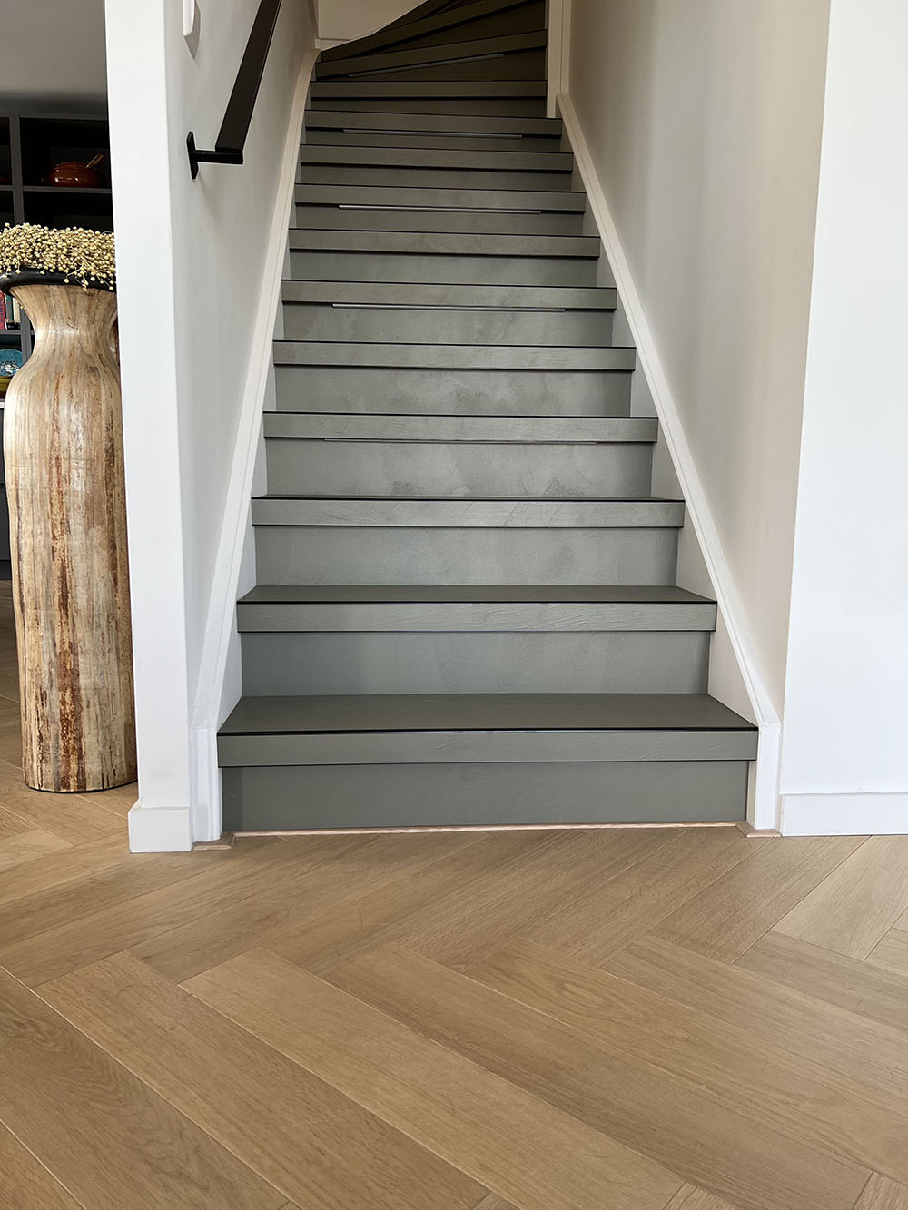 traprenovatie beton in de kleur RAL7002