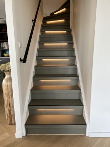 traprenovatie dichte trap met betonnen overzettreden