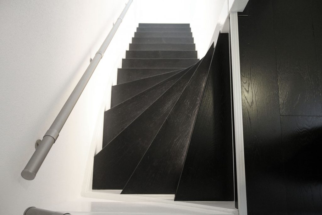 Paintwood Black glans traprenovatie
