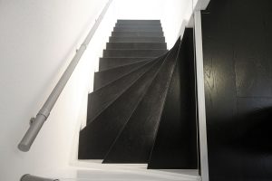 Paintwood Black glans traprenovatie