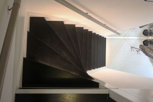 Paintwood Black glans traprenovatie