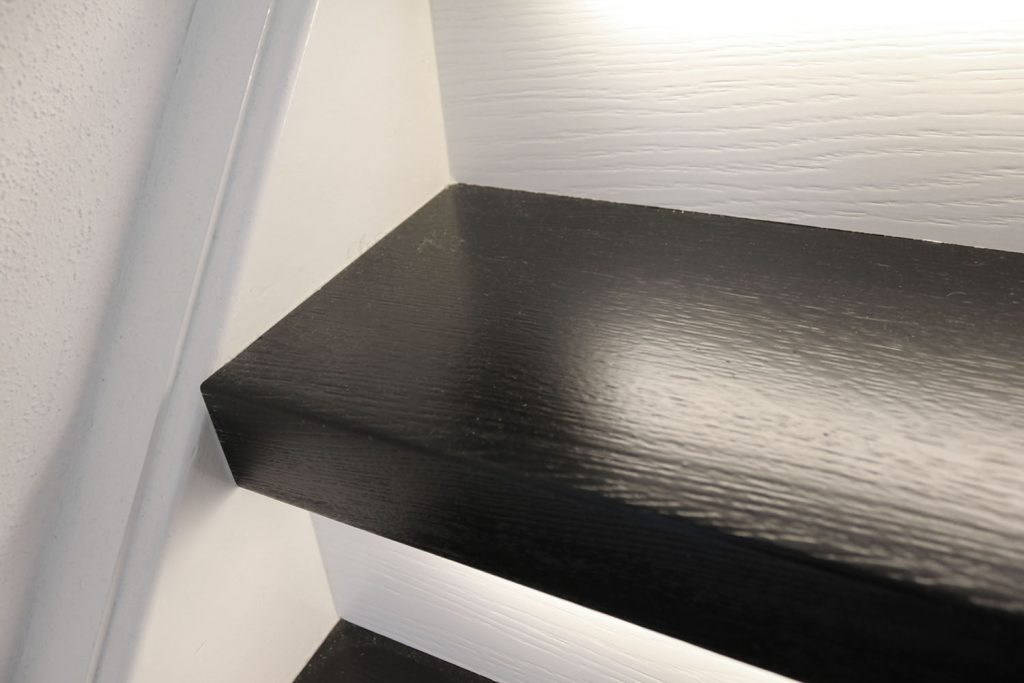 Paintwood - trap verven in zwart hout