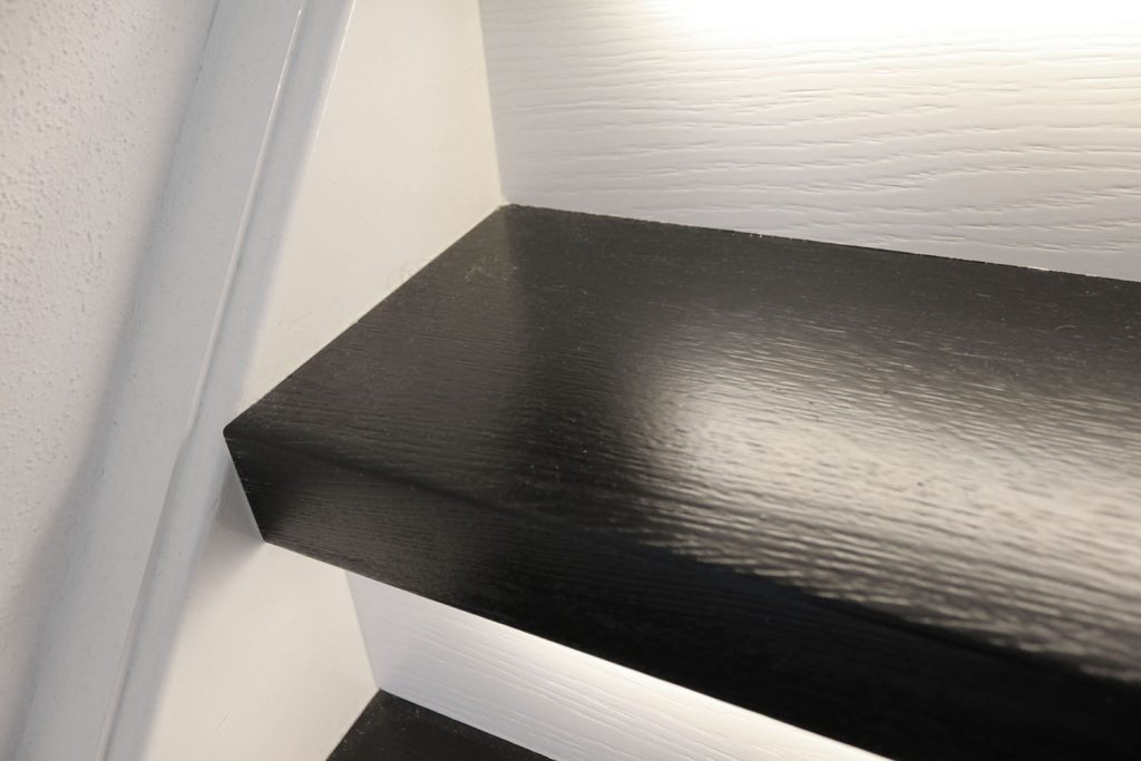 Paintwood Black glans traprenovatie