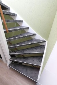 Leren trapbekleding met slate leather in de kleur Grafite