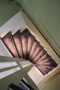 Leren trapbekleding met slate leather in de kleur Grafite
