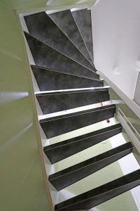 Leren trapbekleding met slate leather in de kleur Grafite
