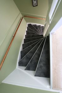 Leren trapbekleding met slate leather in de kleur Grafite