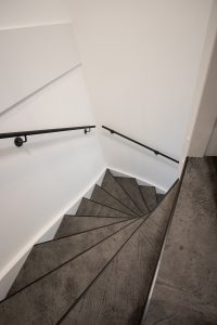 Leren trapbekleding met slate leather in de kleur Grafite