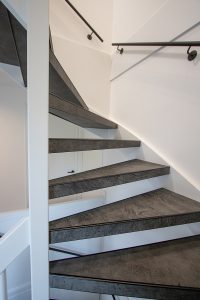 Leren trapbekleding met slate leather in de kleur Grafite