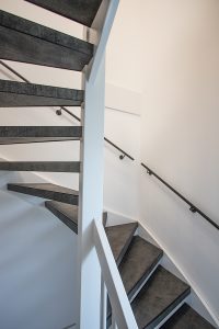 Leren trapbekleding met slate leather in de kleur Grafite