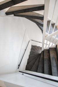 Leren trapbekleding met slate leather in de kleur Grafite