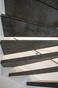 Leren trapbekleding met slate leather in de kleur Grafite