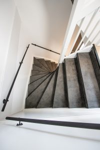 Leren trapbekleding met slate leather in de kleur Grafite