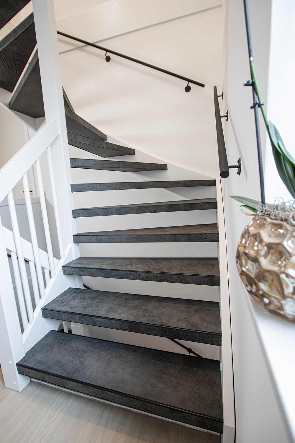 Leren trapbekleding met slate leather in de kleur Grafite