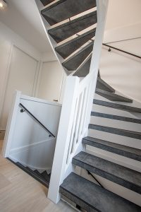 Leren trapbekleding met slate leather in de kleur Grafite