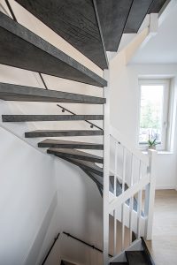 Leren trapbekleding met slate leather in de kleur Grafite