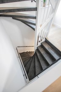 Leren trapbekleding met slate leather in de kleur Grafite