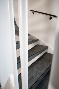 Leren trapbekleding met slate leather in de kleur Grafite