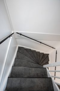 Leren trapbekleding met slate leather in de kleur Grafite