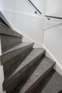 Leren trapbekleding met slate leather in de kleur Grafite