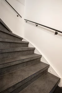 Leren trapbekleding met slate leather in de kleur Grafite