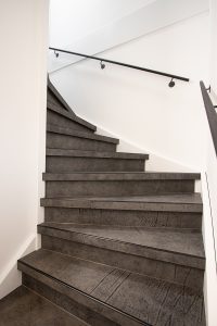 Leren trapbekleding met slate leather in de kleur Grafite