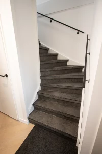 Leren trapbekleding met slate leather in de kleur Grafite