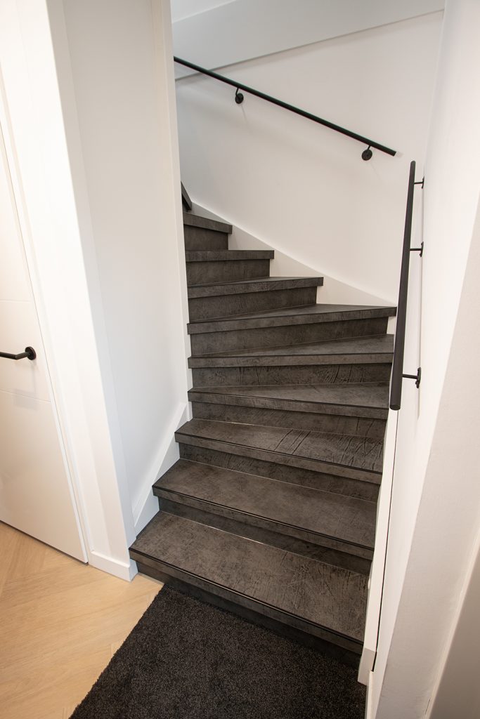 Leren trapbekleding met slate leather in de kleur Grafite
