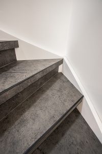 Leren trapbekleding met slate leather in de kleur Grafite