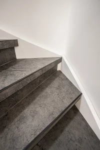 Leren trapbekleding met slate leather in de kleur Grafite