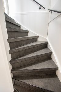 Leren trapbekleding met slate leather in de kleur Grafite