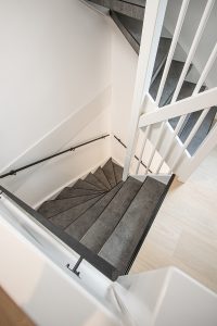 Leren trapbekleding met slate leather in de kleur Grafite