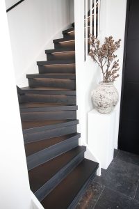 PVC traprenovatie dichte trap met verlichting