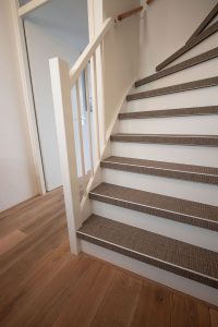 De grote huisverbouwing video Traprenovatie met woven materiaal