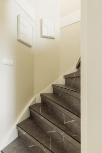 Traprenovatie dichte trap met Laminaat Pietra Grey