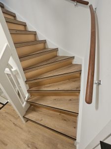 Traprenovatie traptreden van PVC materiaal