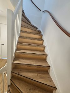 Traprenovatie traptreden van PVC materiaal