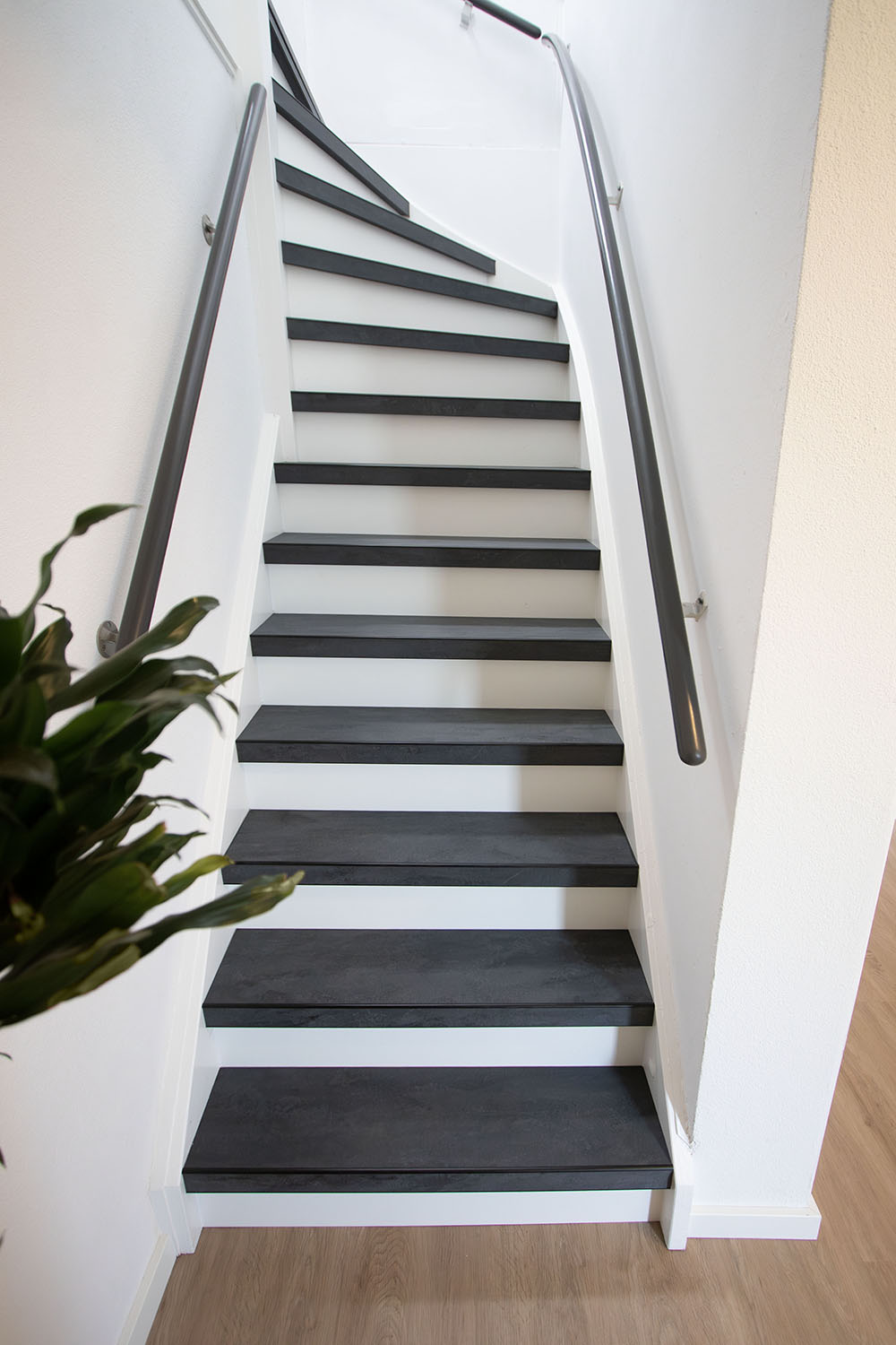 Laminaat traprenovatie met witte stootborden